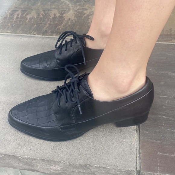 Tahari Oxfords - Picture 5 of 6